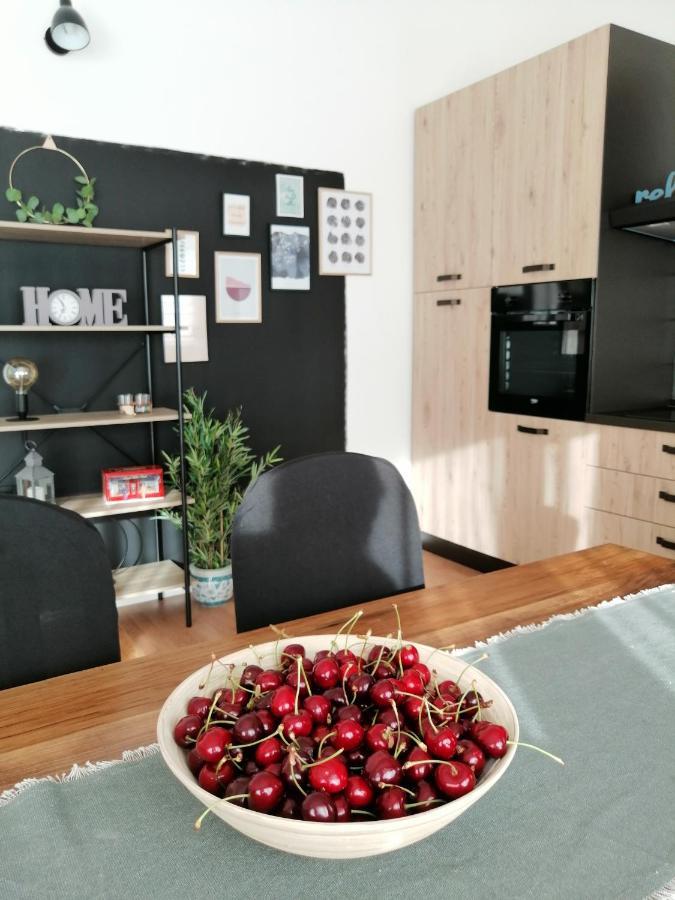 Apartment Near The Sea-Self Check-In Подстрана Екстер'єр фото