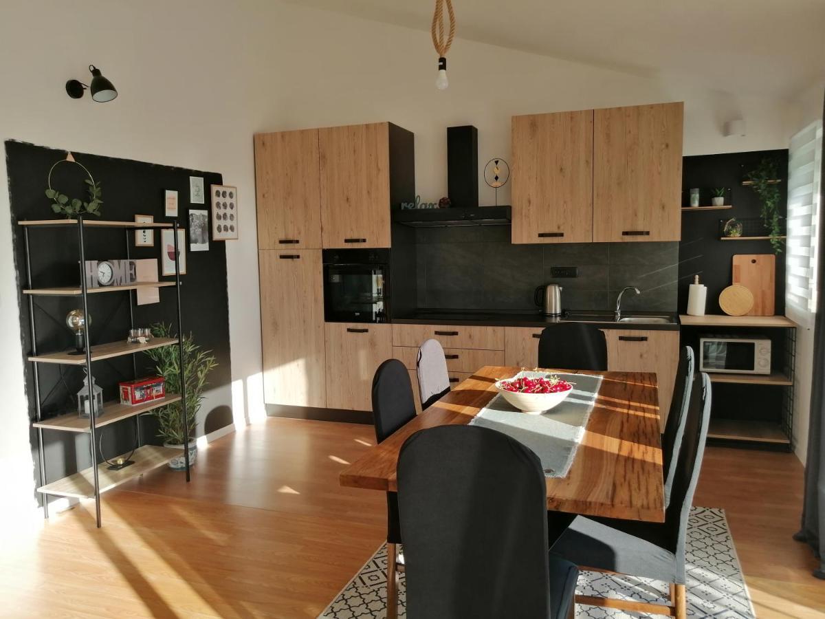 Apartment Near The Sea-Self Check-In Подстрана Екстер'єр фото