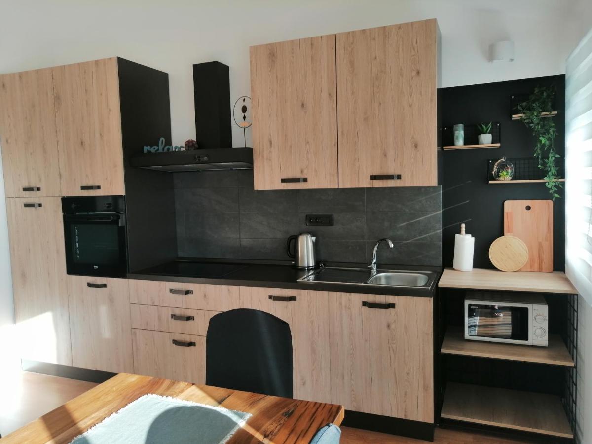 Apartment Near The Sea-Self Check-In Подстрана Екстер'єр фото